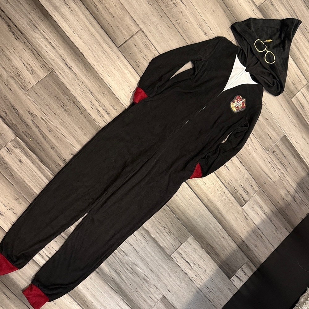NWOT Harry Potter Black Hooded Onesie with Red Accents - Picture 11 of 15